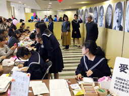 びさいまつりでの似顔絵制作の様子
